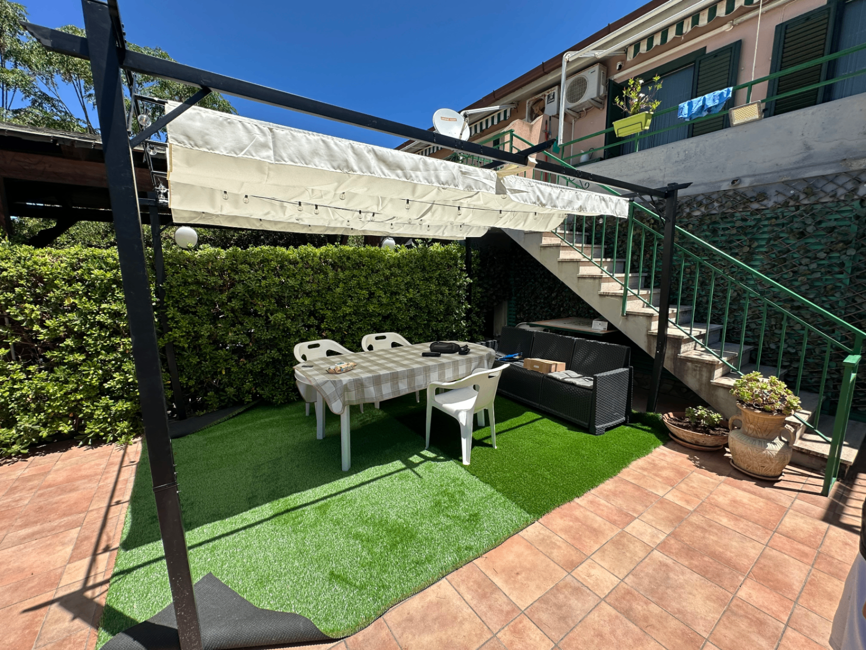 Patio privato con gazebo, tavolo e sedie nel giardino di Casa Vacanza Pinto in Sicilia