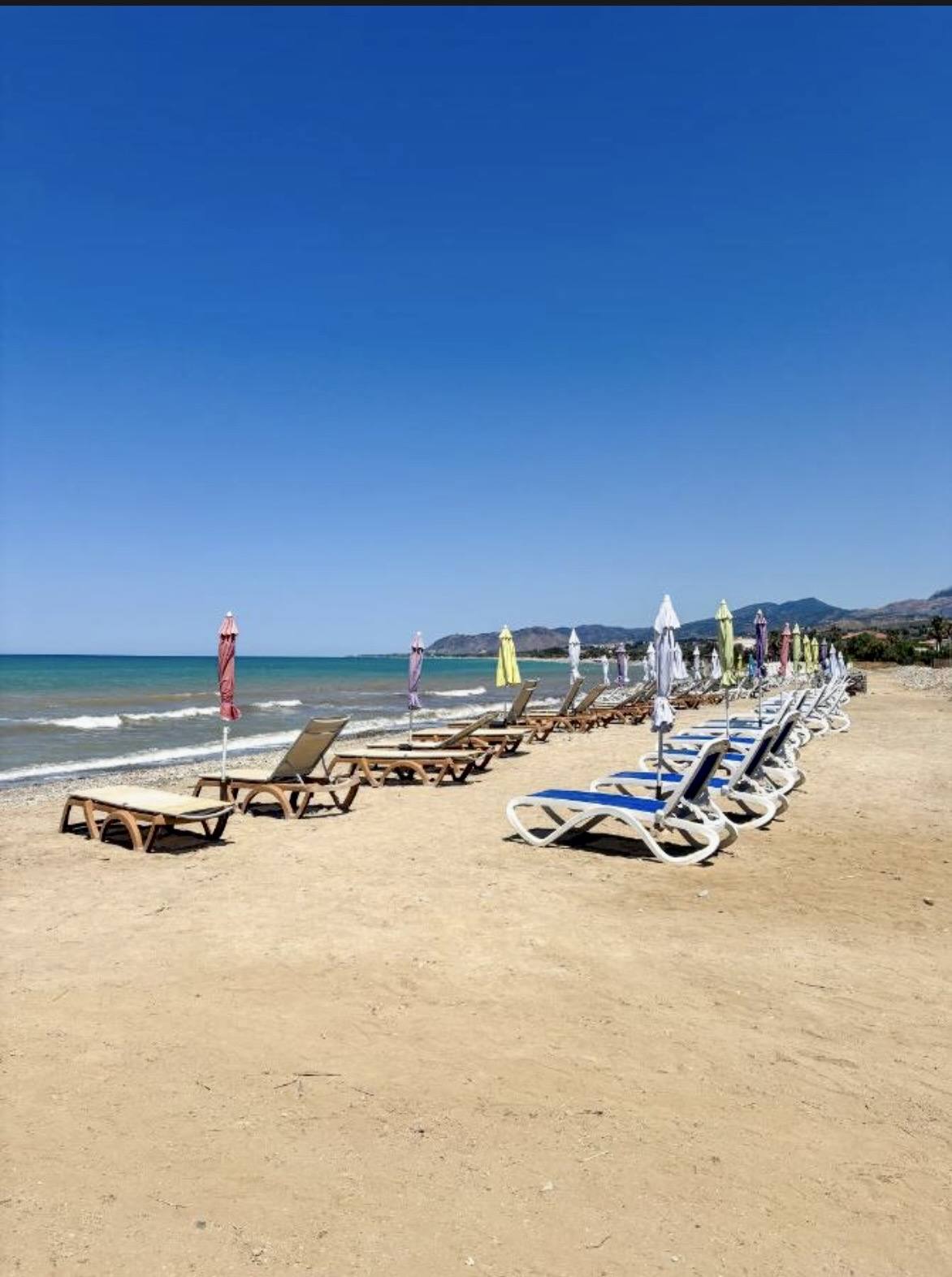 Spiaggia con lettini e ombrelloni a 80 metri da Casa Vacanza Pinto a Campofelice di Roccella