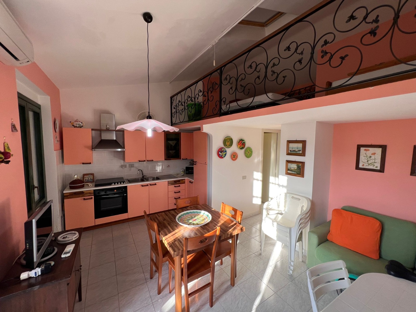 Soggiorno con cucina e soppalco