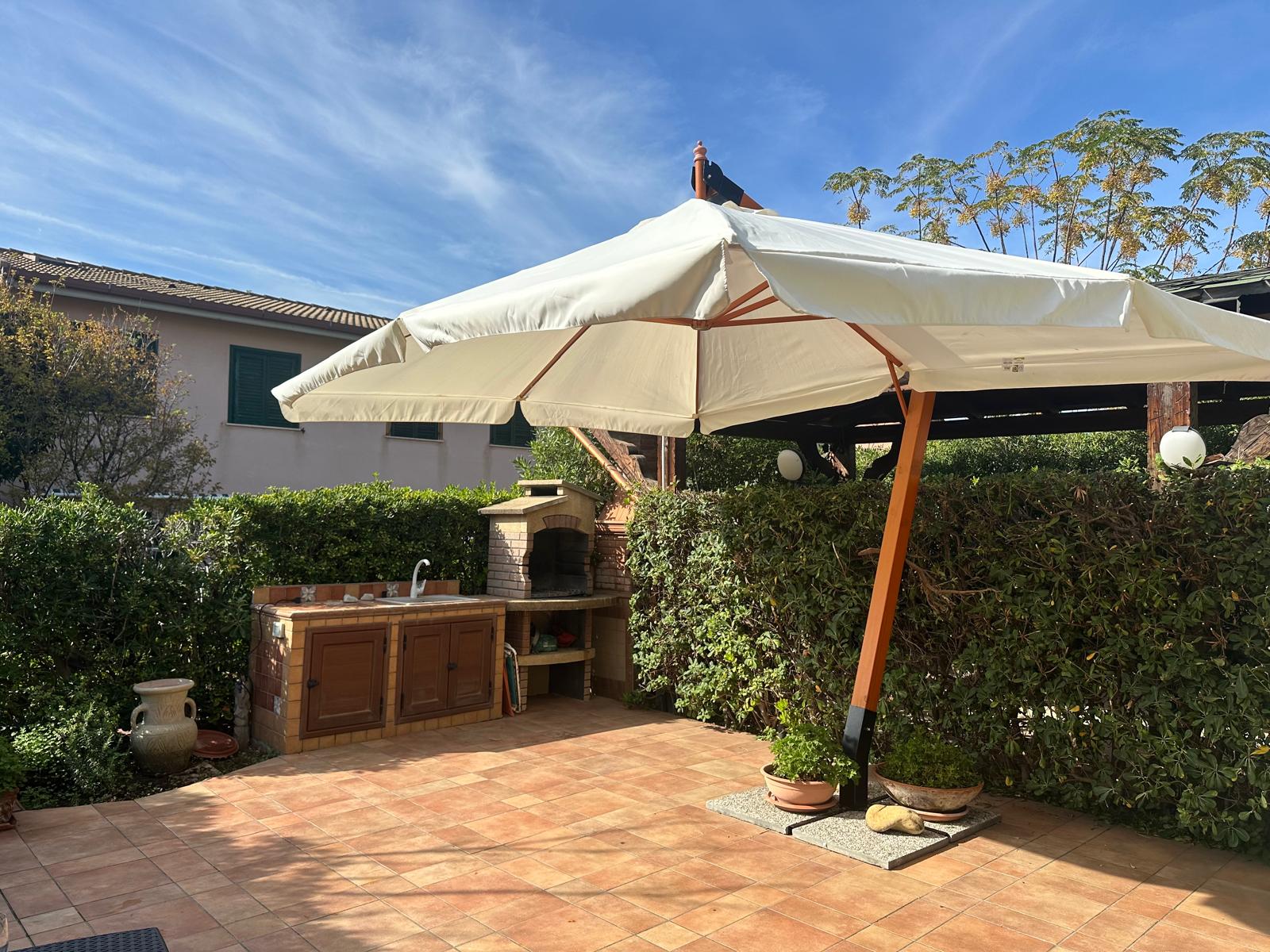Giardino con gazebo e barbecue
